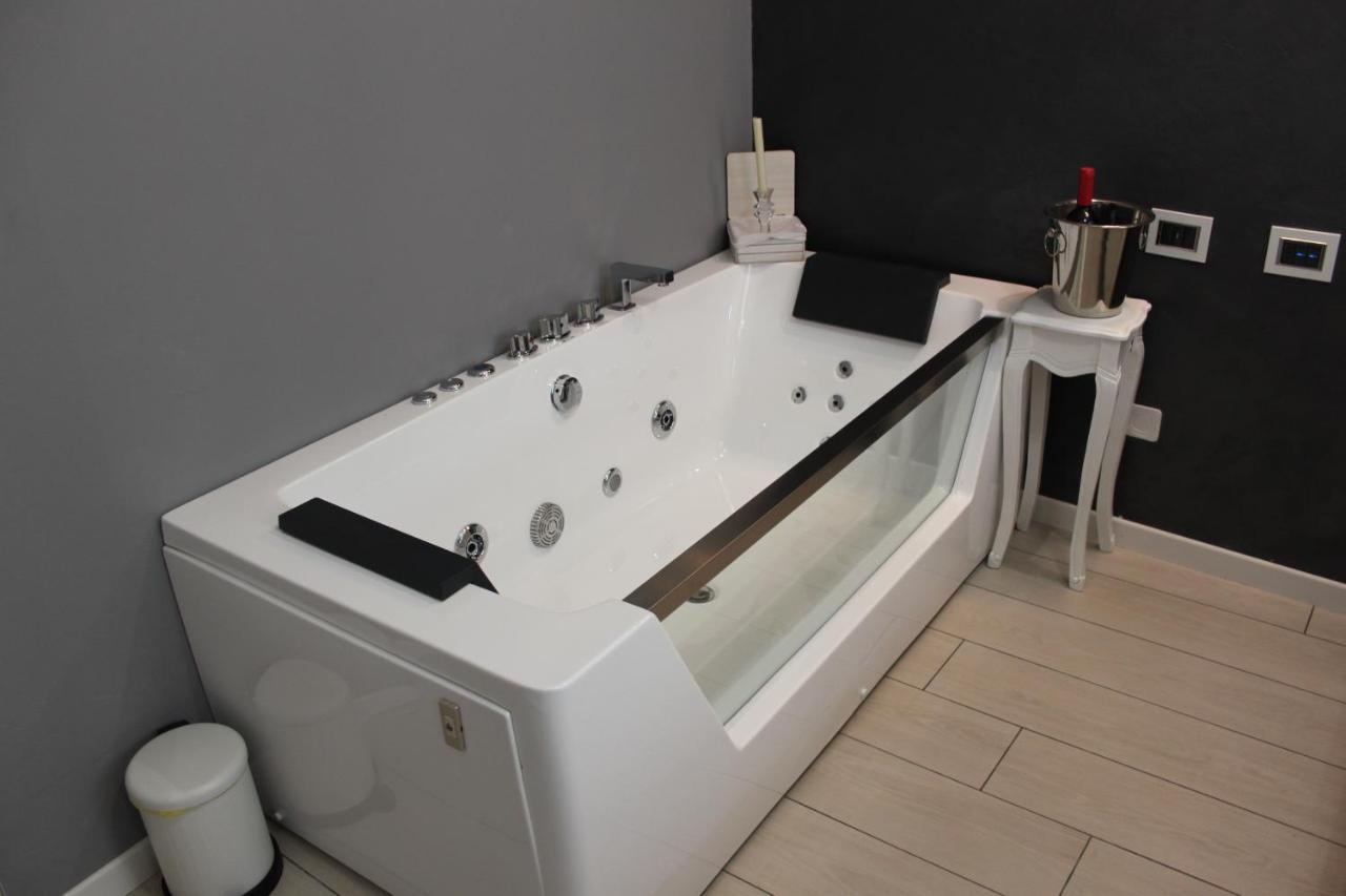 Jacuzzi Apartament By Parmacentro B&B Экстерьер фото