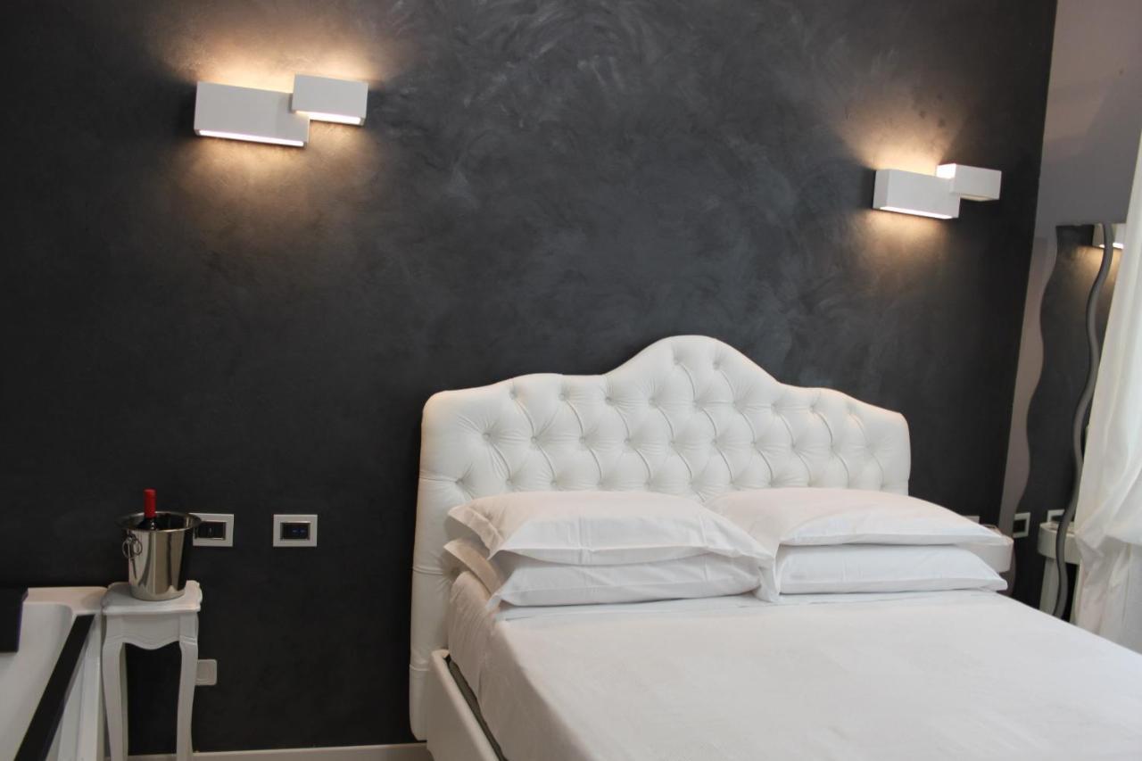 Jacuzzi Apartament By Parmacentro B&B Экстерьер фото